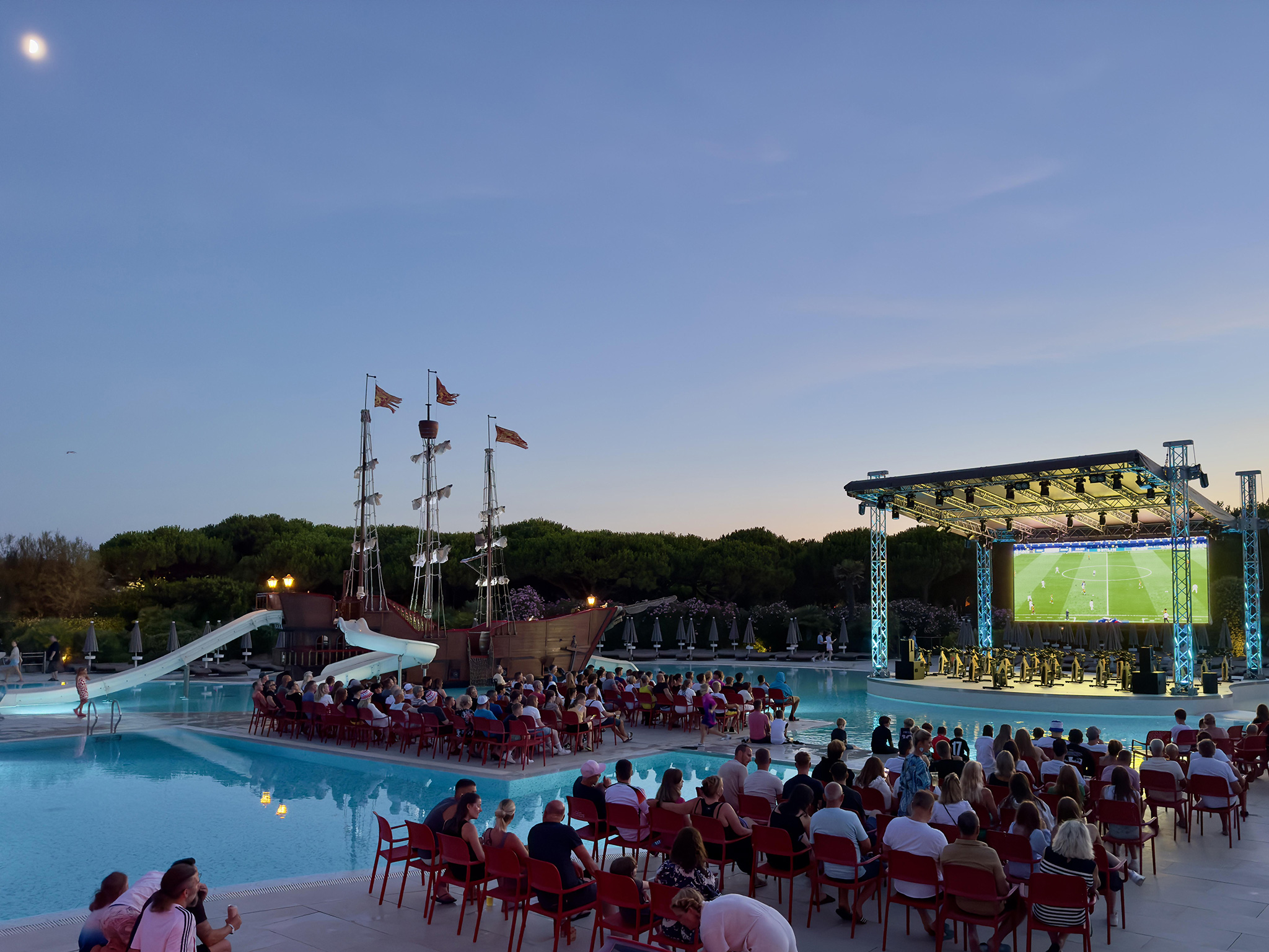 Public Viewing by the pool